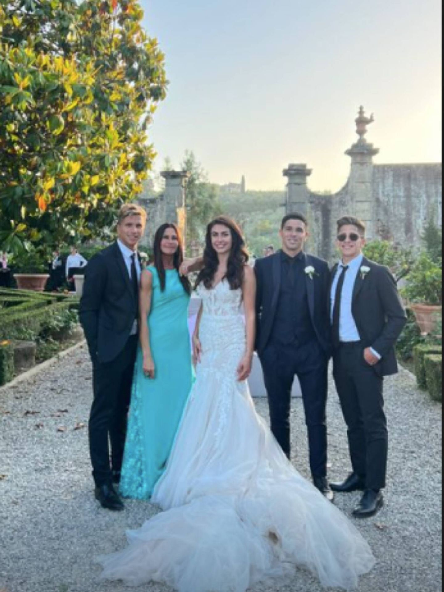 Giovanni Simeone y Giulia Coppini, con la madre y los hermanos del novio. (Instagram/@giulisimeone)