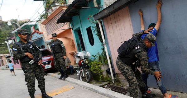 Foto: Un soldado cachea a un civil en una calle de Tegucigalpa (Honduras). (Reuters)