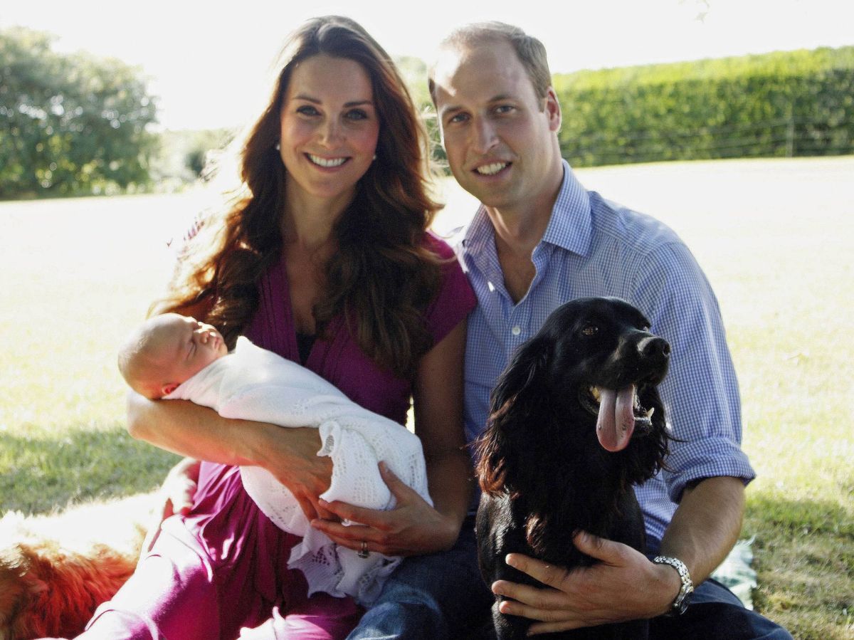 Foto: Guillermo y Kate, con el príncipe George en brazos y Lupo. (Michael Middleton, Palacio de Kensington)