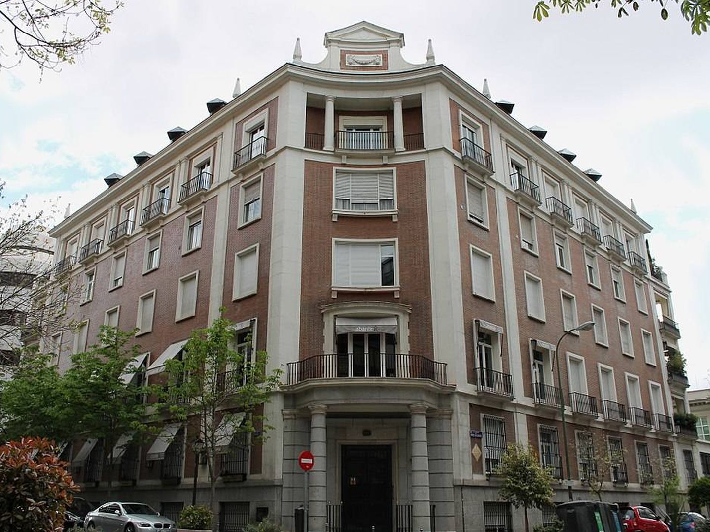 Edificio de viviendas en la calle Padilla, construido en 1945. (Wikipedia)