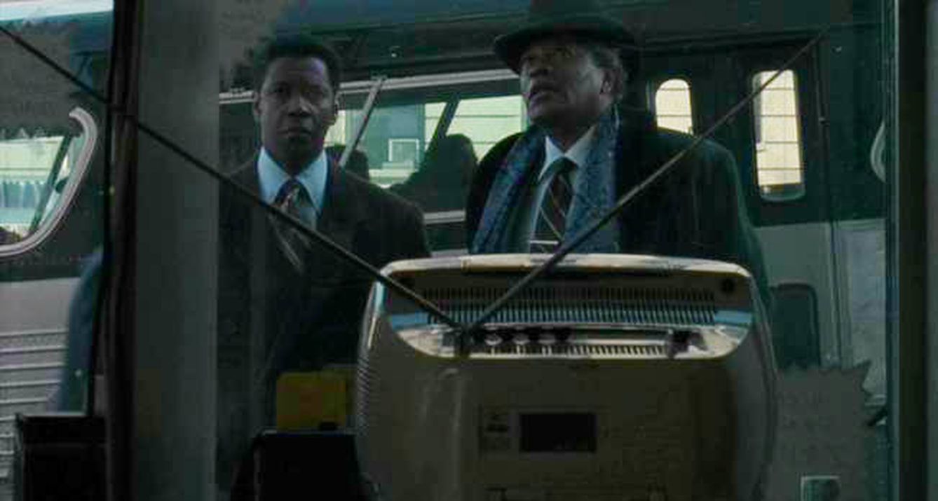 Washington (Frank Lucas) y Williams II (Bumpy Johnson) en 'American Gangster'. (Universal)