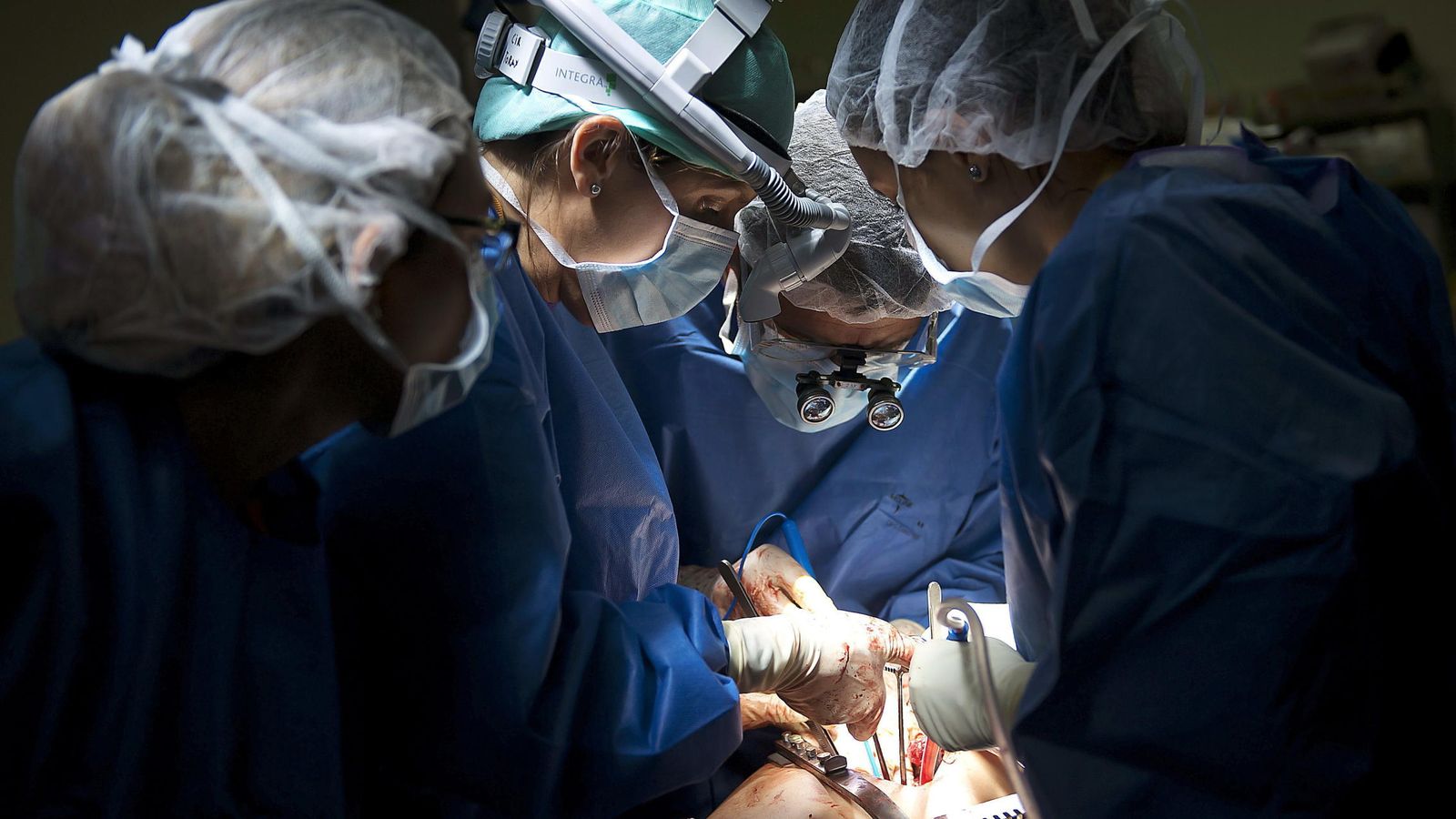 Imagen de archivo de una intervención quirúrgica. (EFE/Pedro Puente Hoyos)
