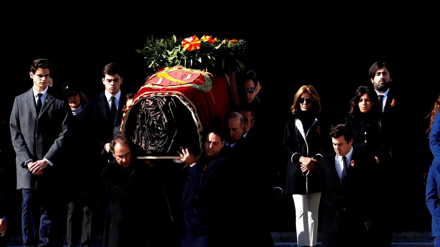 Los restos de Franco abandonan el Valle de los Caídos en brazos de sus familiares.