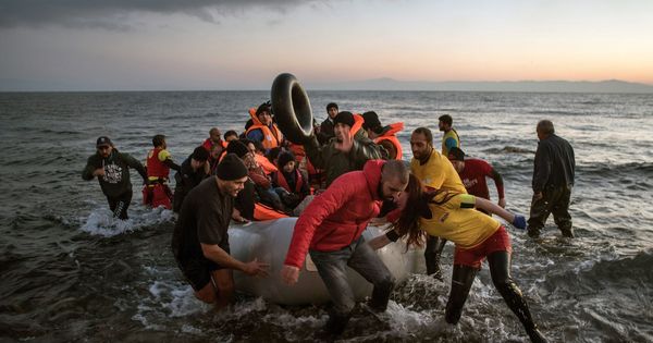 Foto: Fotografía facilitada por Save the Children de la llegada de refugiados a la costa de la isla griega de Lesbos. (EFE)