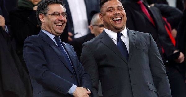 Foto: Ronaldo, junto a Bartomeu en un partido en el Camp Nou. (EFE)