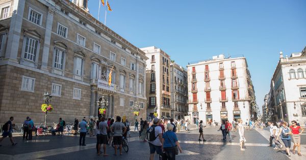 Foto: Imagen de la plaza Sant Jaume esta tarde, antes de la llegada de los ocupantes. (D.B.)