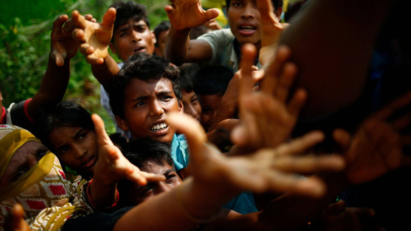 Refugiados rohingya intentan conseguir comida cerca de Balukhali, en Bangladesh. (Reuters)