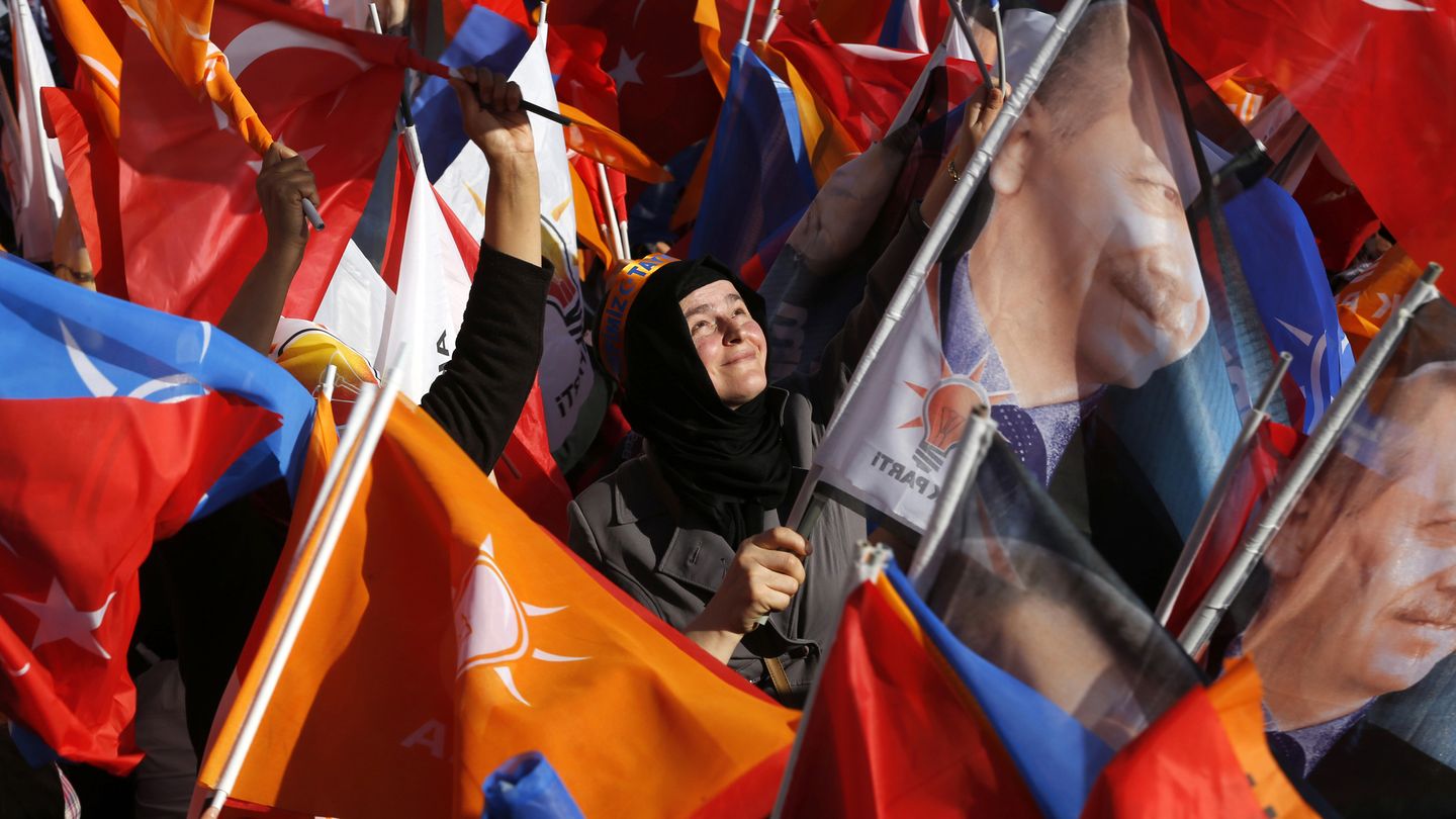 Simpatizantes de Erdogan agitan banderas con su imagen durante un mitin en Ankara (Reuters).