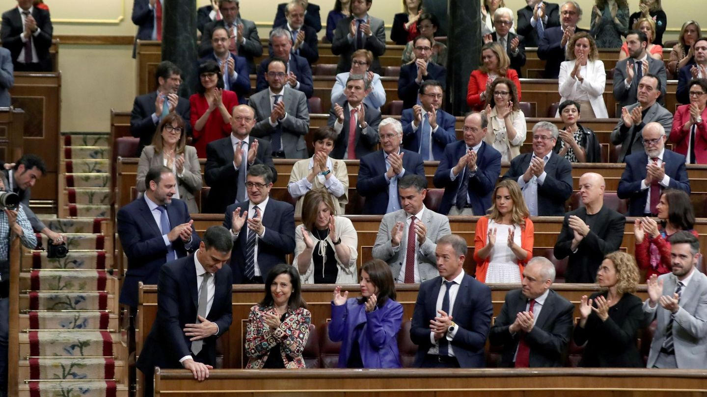 El líder del PSOE, Pedro Sánchez, recibe el aplauso de su grupo parlamentario. (EFE)