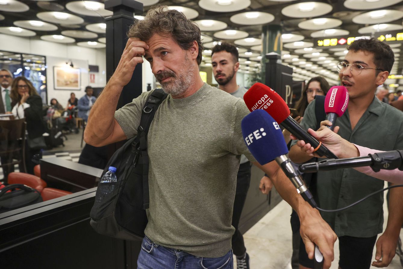 Rodolfo Sancho en el aeropuerto tras visitar a su hijo Daniel. (EFE)