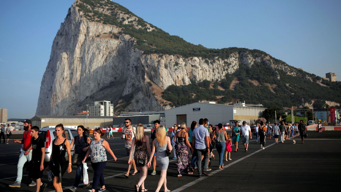 Cruce junto a la frontera ante el Peñón de Gibraltar. (Reuters) 