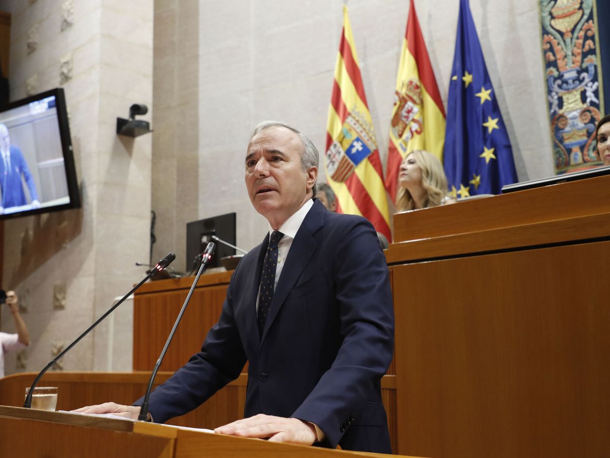 Foto: El candidato del PP a la Presidencia de Aragón, Jorge Azcón, durante su discurso de investidura en el Parlamento aragonés este miércoles. (Javier Belver/EFE)