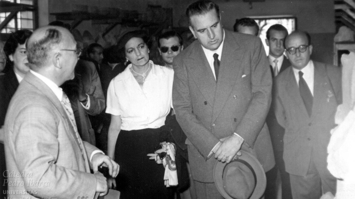 Alberto Martín-Artajo, exministro de Exteriores, en una visita a La Alcudia en 1954. (EFE)