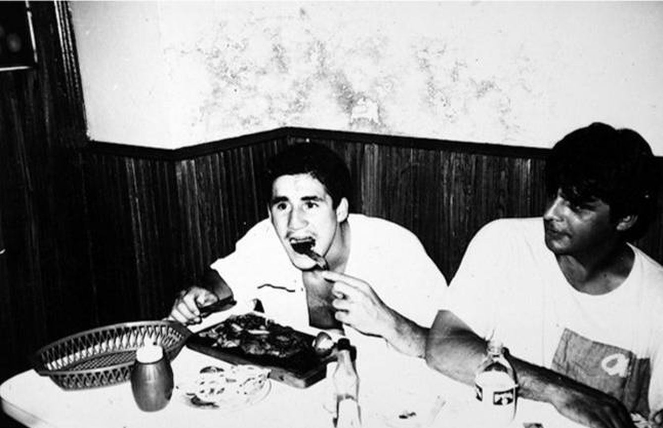 Poli, comiendo, junto a Sánchez Atocha (P.D.)