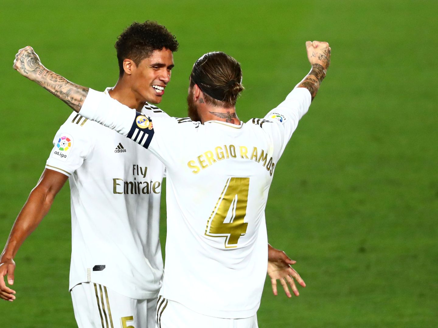 Varane y Sergio Ramos celebran un gol. (EFE)