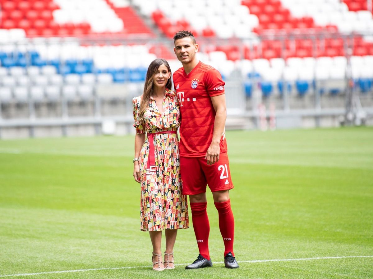 Foto: Lucas Hernández y Amelia Lorente, en el campo del Bayern de Múnich. (Reuters)