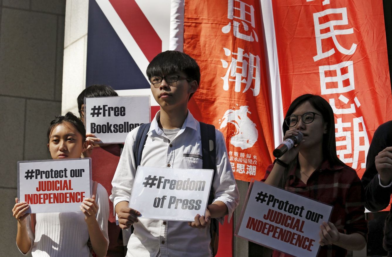 Los estudiantes protestan en Hong Kong por la desaparición de los libreros