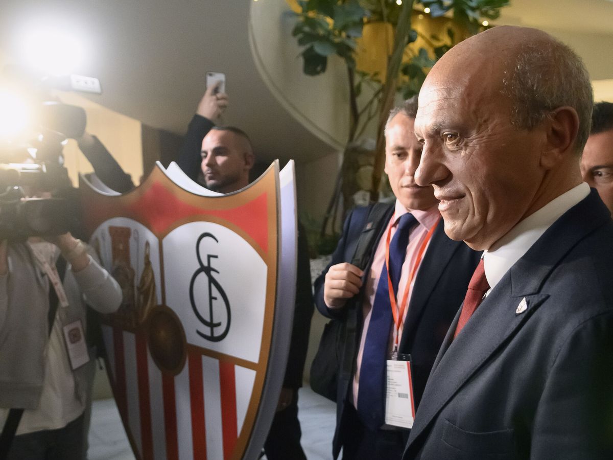 Foto: El expresidente, en su llegada a la junta. (EFE/Raúl Caro)