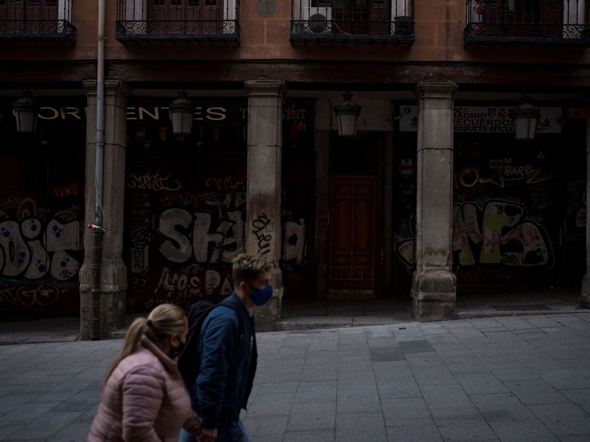 Foto: Tiendas cerradas en el entorno de la plaza Mayor de Madrid. (EFE)
