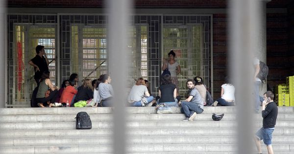 Foto:  Varias personas permanecen dentro del colegio Collaso i Gil de Barcelona. (EFE)