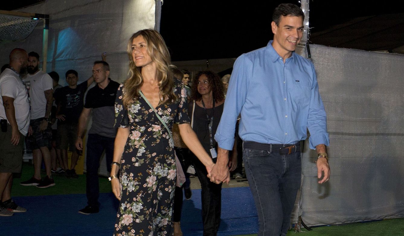 El presidente del Gobierno, Pedro Sánchez, y su esposa, a su llegada al concierto que la banda estadounidense The Killers en el FIB. (EFE)
