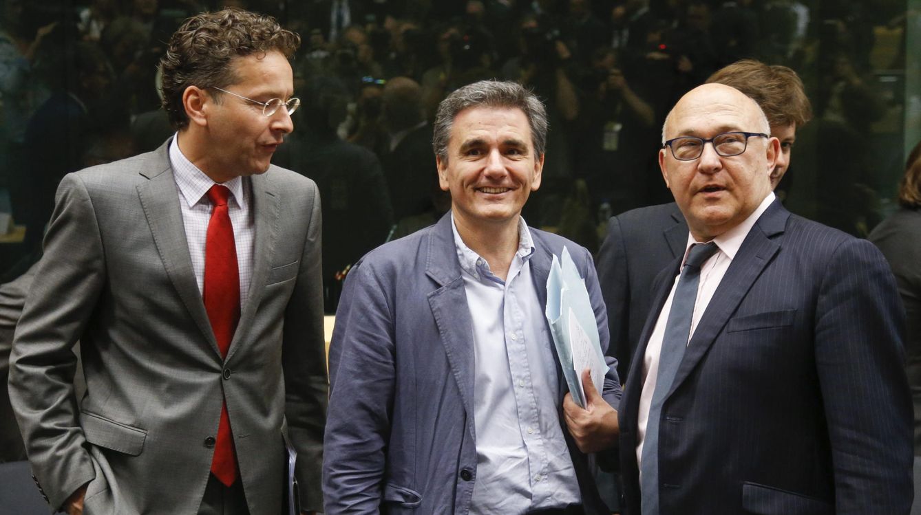 El presidente del Eurogrupo, Jeroen Dijsselbloem (izq),junto al nuevo ministro griego de Finanzas, Euclides Tsakalotos (c), en presencia del responsable galo de Finanzas, Michel Sapin (dcha). (EFE)