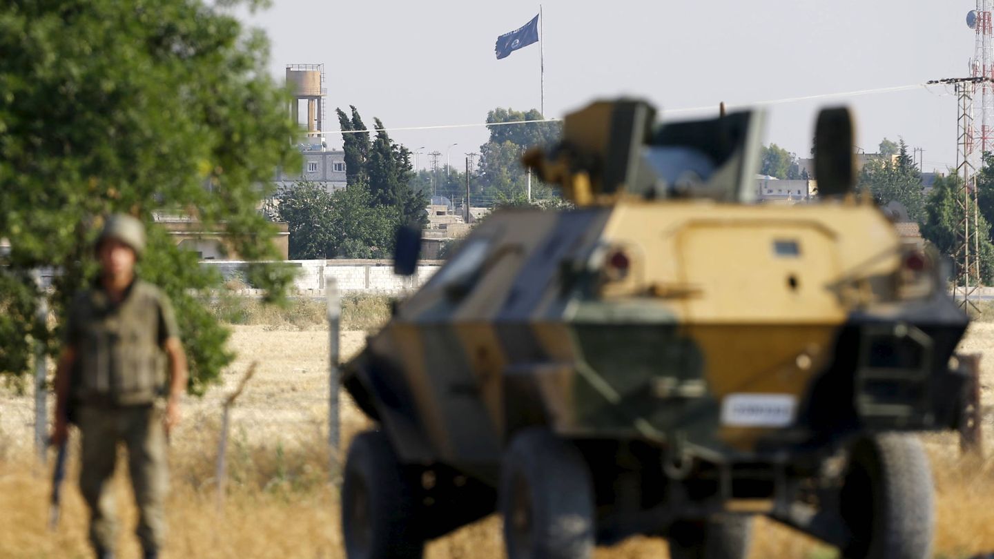 Una bandera del ISIS en la localidad siria de Tel Abyad, vista desde el lado turco de la frontera, en Akçakale, en junio de 2015. (Reuters)