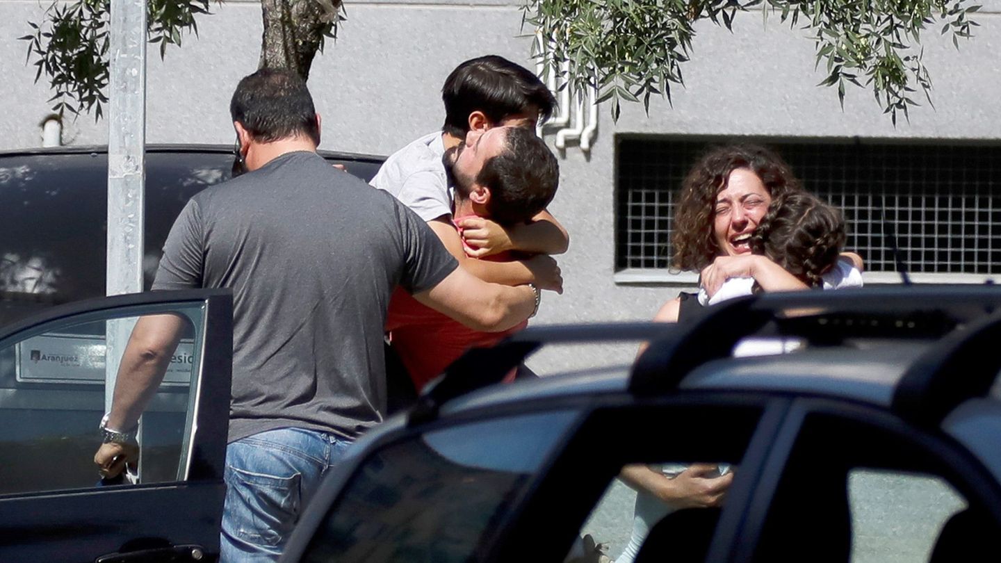 Familiares de las víctimas del tiroteo de Aranjuez. (EFE)