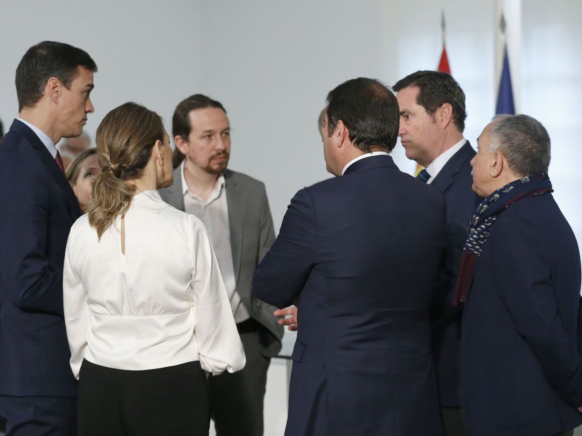 Foto: Pedro Sánchez firma con patronal y sindicatos el acuerdo para subir el SMI a 950 euros brutos mensuales en 2020. (EFE)
