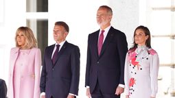 El vestido de Pertegaz con historia que la reina Letizia ha recuperado para recibir a los Macron en el Palacio Real de Madrid