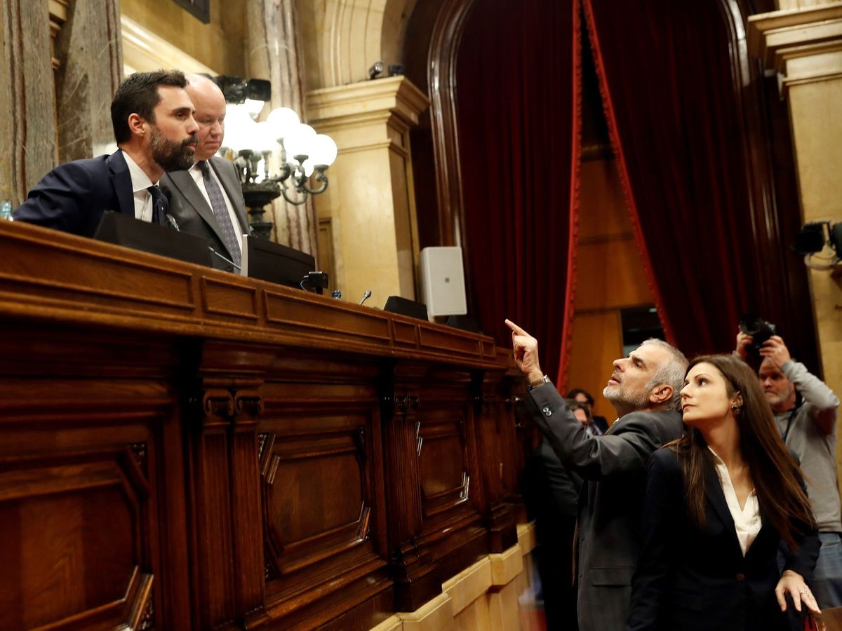 Foto: Los líderes de Ciudadanos, Lorena Roldán (d) y Carlos Carrizosa (2d), discuten con el presidente del Parlament, Roger Torrent. (EFE)
