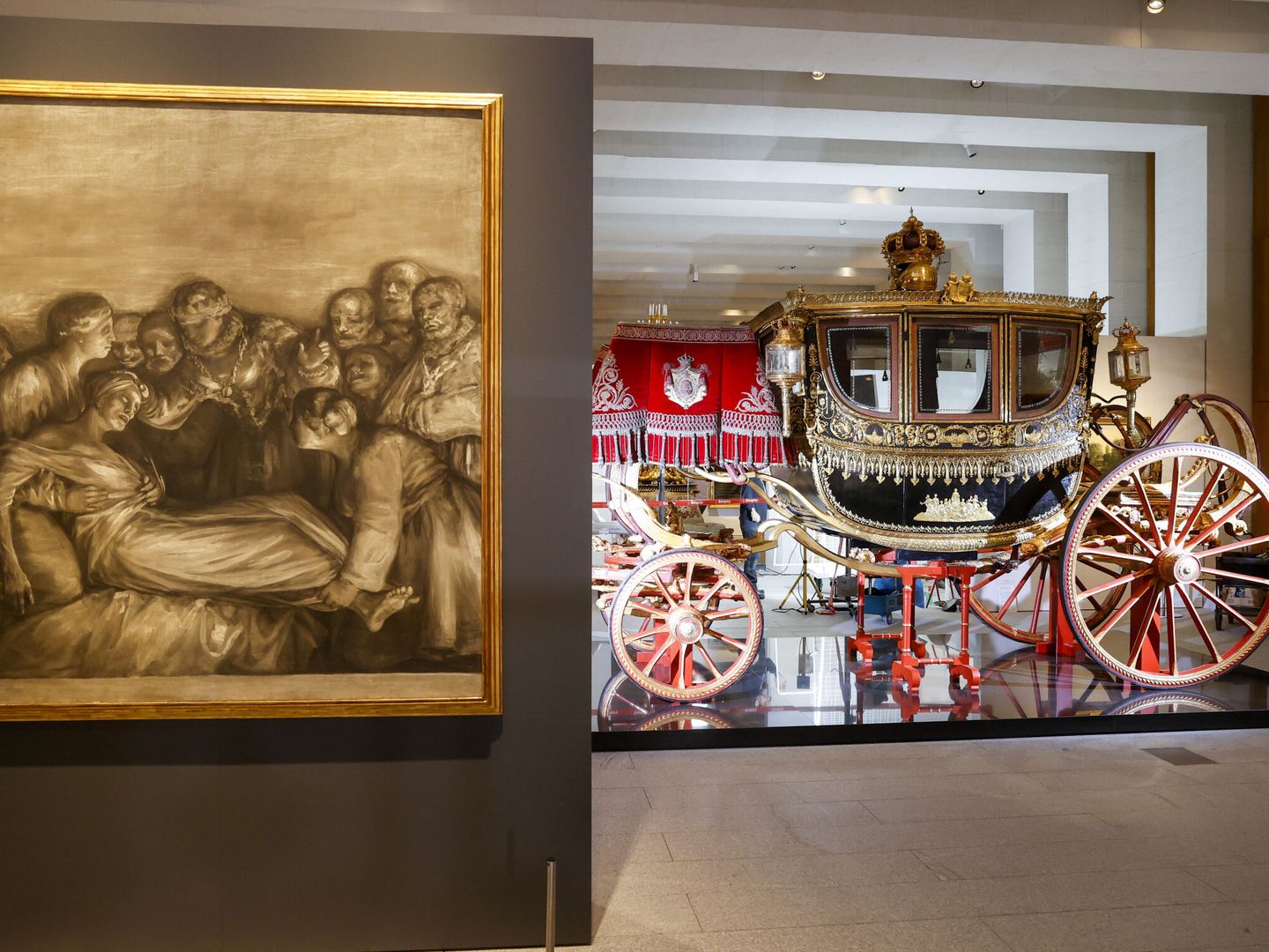 'Santa Isabel de Portugal curando a una enferma', de Francisco Goya, y al fondo, el coche de la Corona Real de Fernando VII . EFE