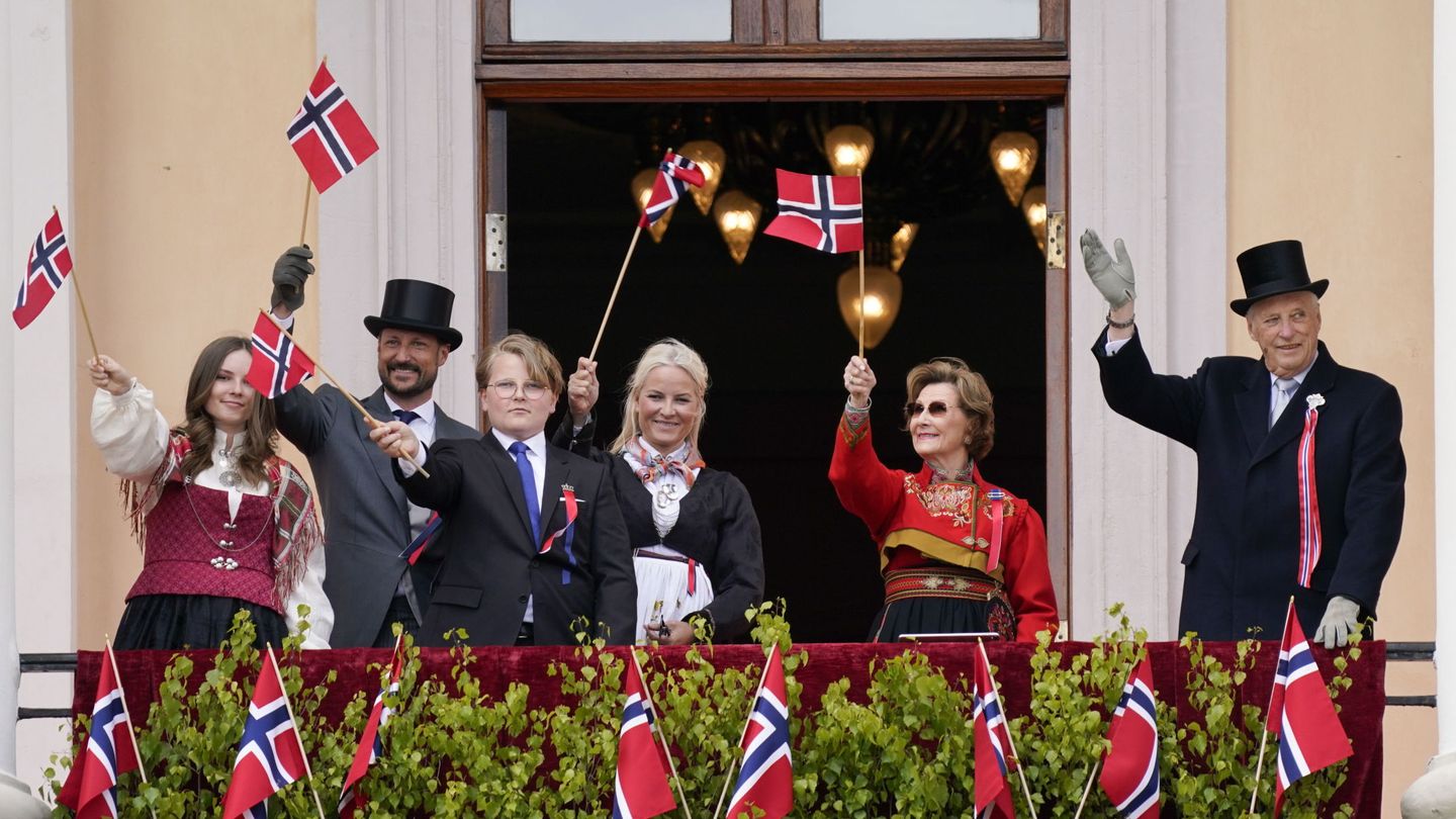 La familia real, en la celebración del Día Nacional. (Reuters)