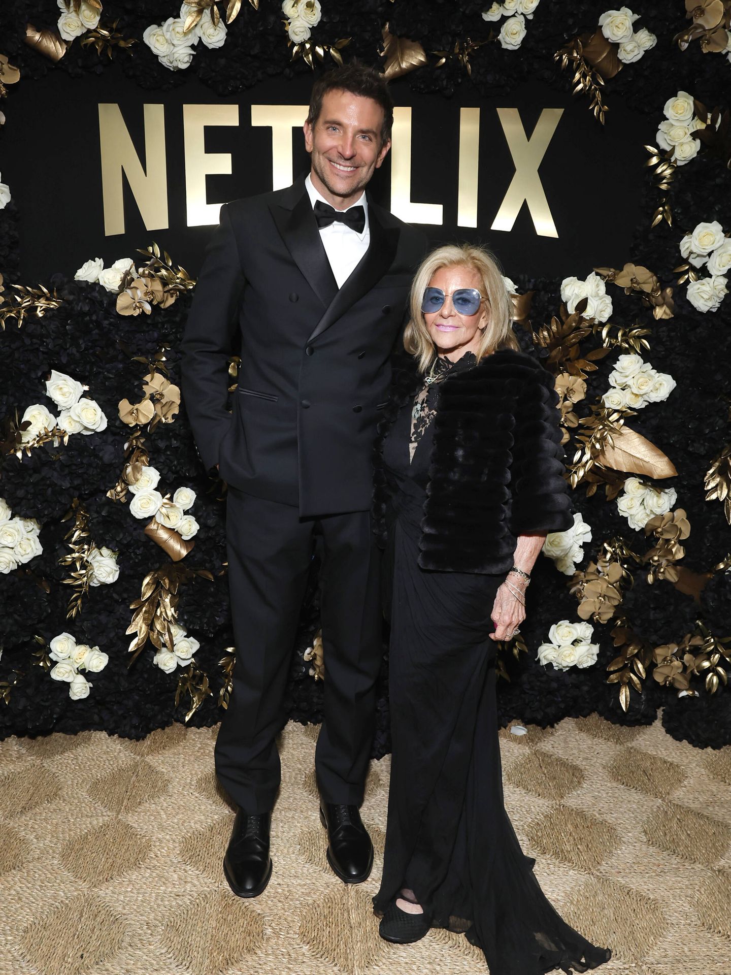 Bradley Cooper y su madre en la 'after party' de Netflix tras los Globos de Oro 2024. (Getty) 