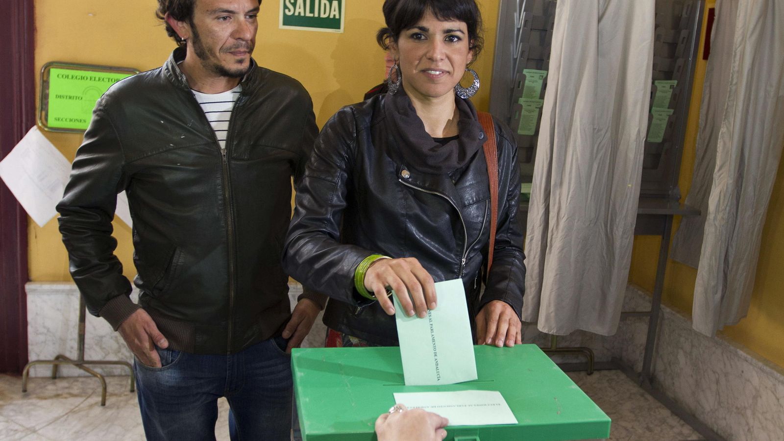 Foto: Teresa Rodríguez vota en la sede de Correos de Cádiz. (EFE/Román Ríos)
