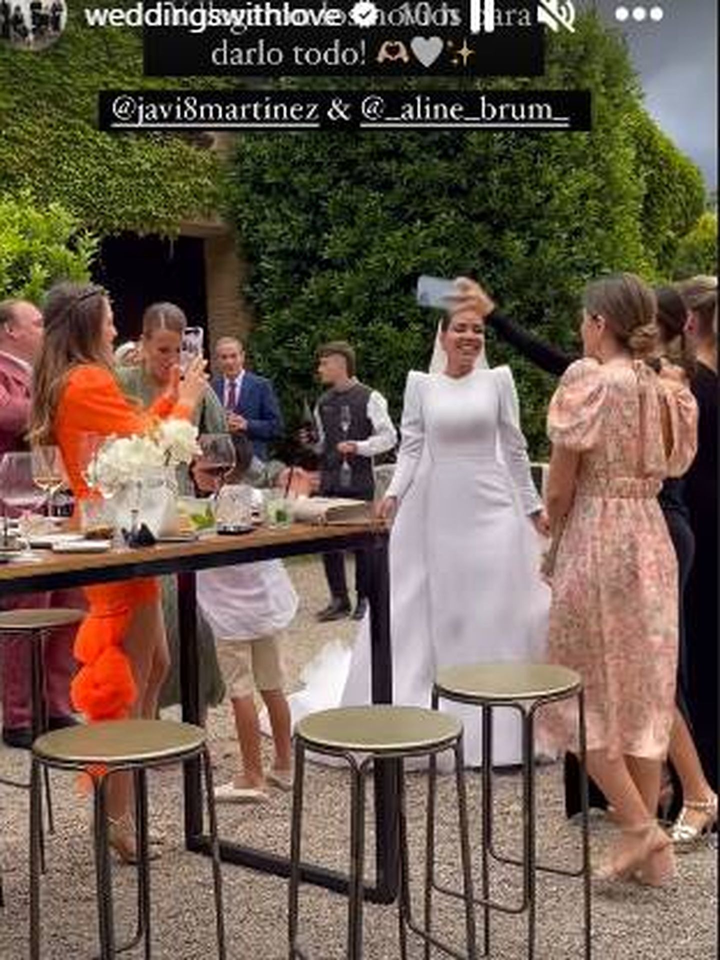 La novia, disfrutando con sus invitados tras el enlace. (IG)