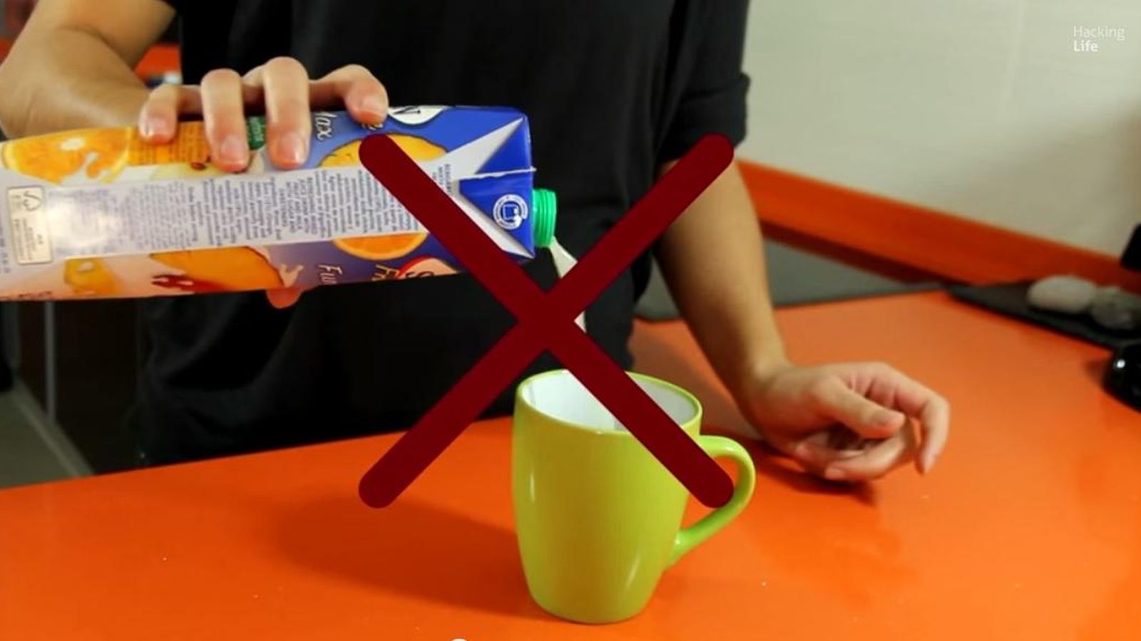 Foto: Cómo echar la leche en un vaso desde un tetra brik, entre los consejos del vídeo de Hacking Life (YouTube/Hacking Life)