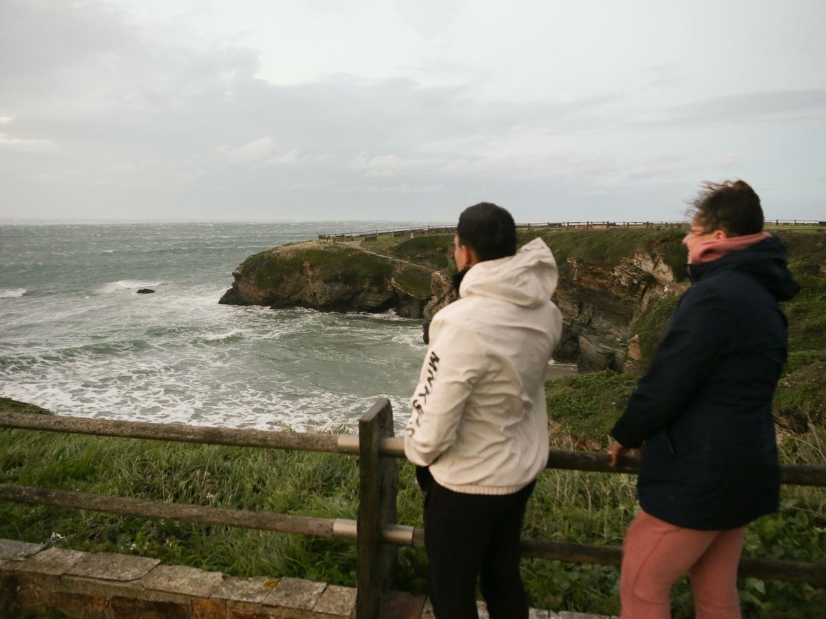Foto: La borrasca Ciarán trae a Galicia rachas de viento de hasta 100 km/h y temporal costero. (Europa Press/Carlos Castro)