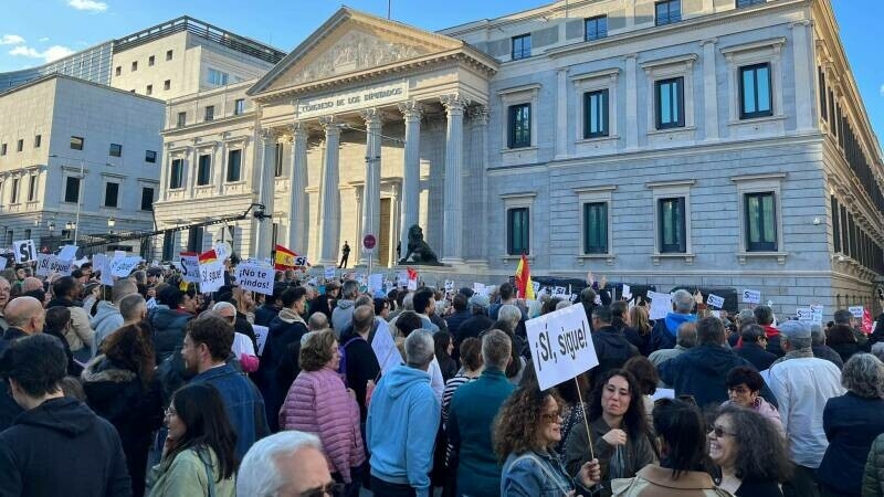 Foto de Menos de 5.000 personas acuden a la última llamada de Más Madrid en defensa de Pedro Sánchez