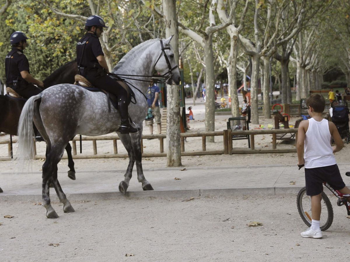 Foto: Agentes de Policía a caballo patrullan en el Parque Calero, en Madrid, en una foto de archivo. (EFE/Fernando Alvarado)