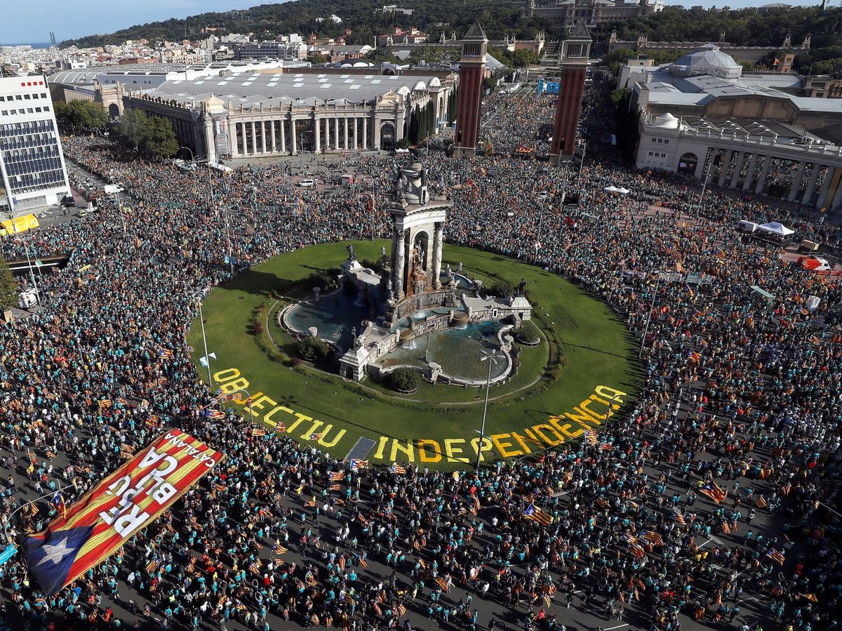 Foto: Numerosas personas se concentran en la plaza de España de Barcelona. (EFE)