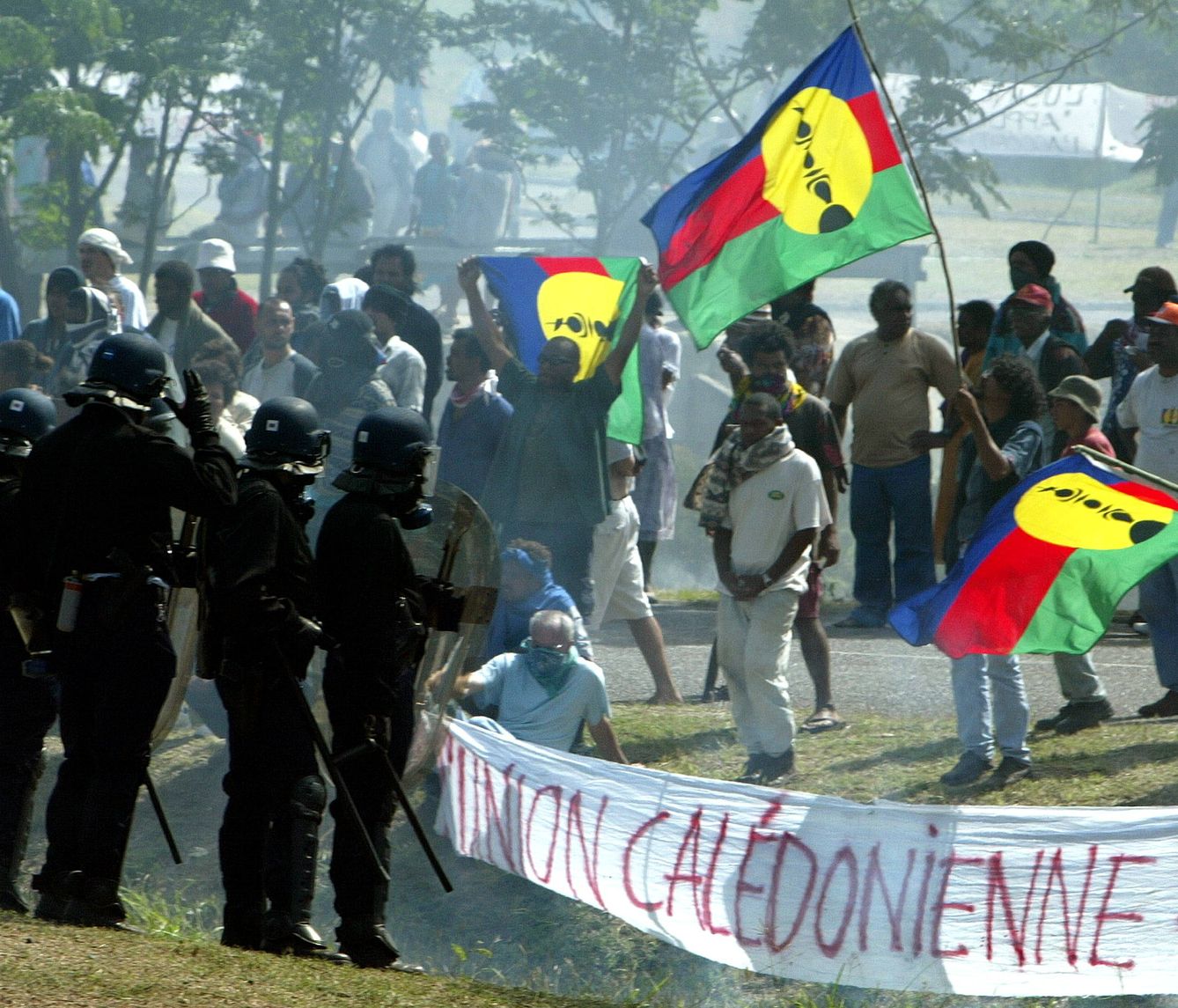 Enfrentamientos entre kanaks y policía francesa en una manifestación en 2003. (Reuters)