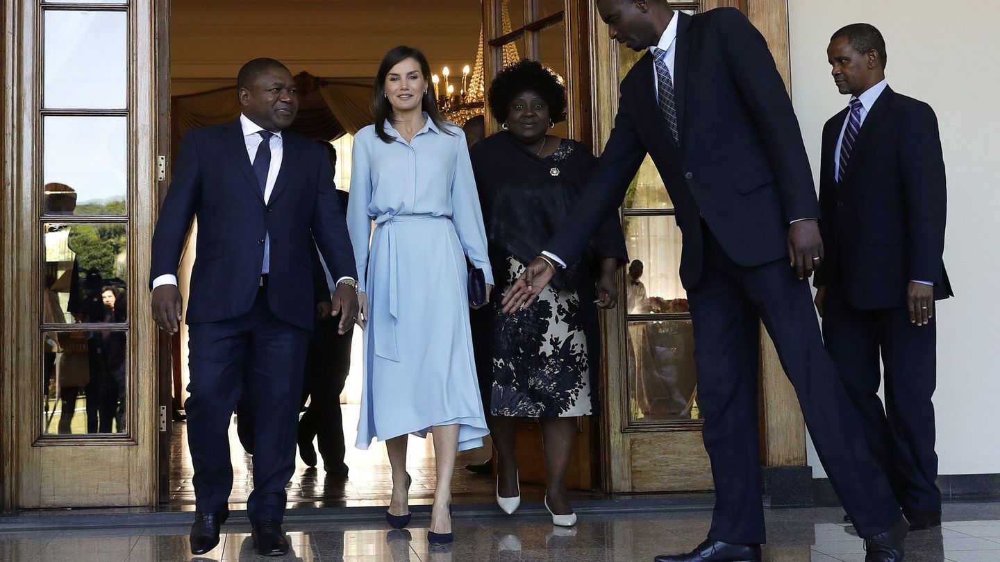 La Reina con el presidente y la primera dama. (EFE)
