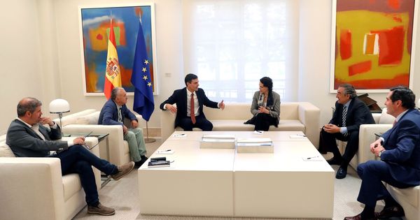 Foto: Pedro Sánchez recibe a los agentes sociales en La Moncloa. (EFE)