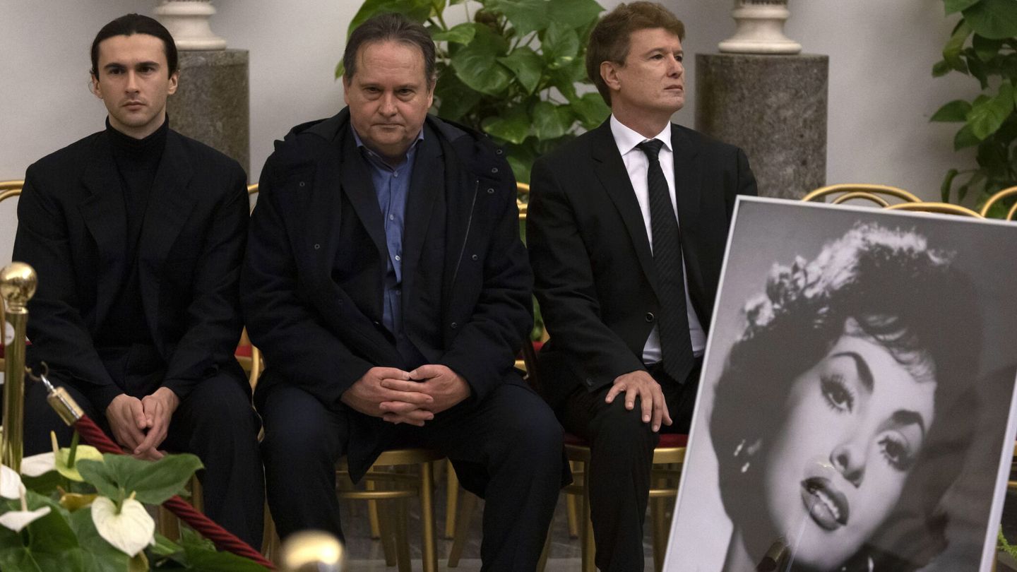 El nieto de la actriz, Dimitri Skofic; su hijo, Andrea Milko Skofic, y su viudo Javier Rigau en su funeral. (EFE/Massimo Percossi)
