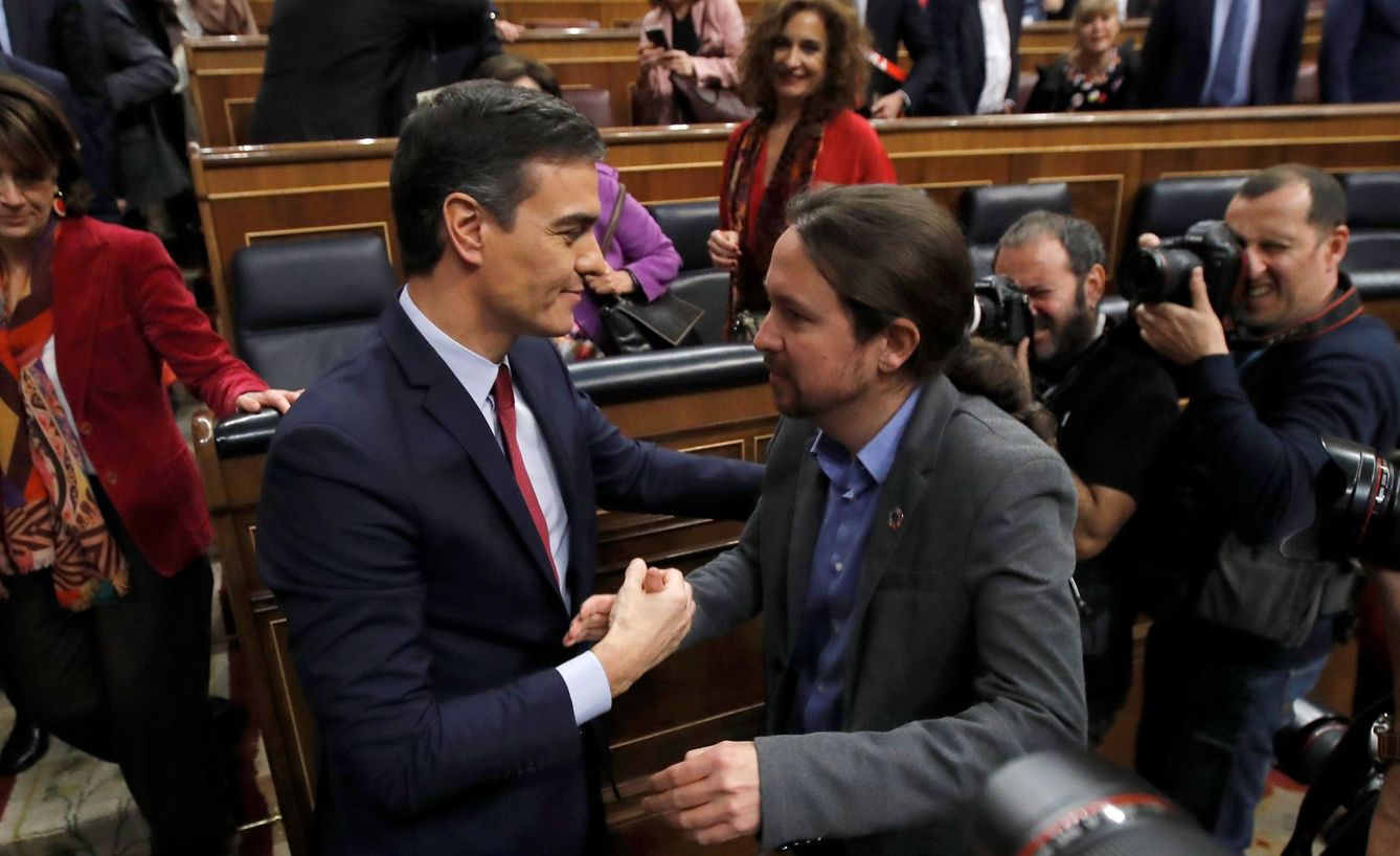 El líder de Unidas Podemos, Pablo Iglesias, felicita a Pedro Sánchez tras lograr este ser investido este 7 de enero en el Congreso. (EFE)