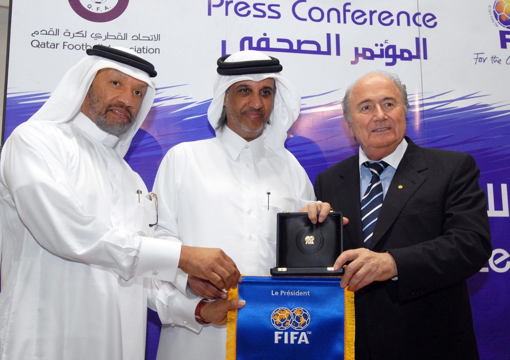 Foto: Joseph Blatter, junto a Sheikh Hamad bin Khalifa Al-Thani, Presidente de la Asociación de Fútbol de Qatar, y Mohammed bin Hammam, presidente de la Confederación