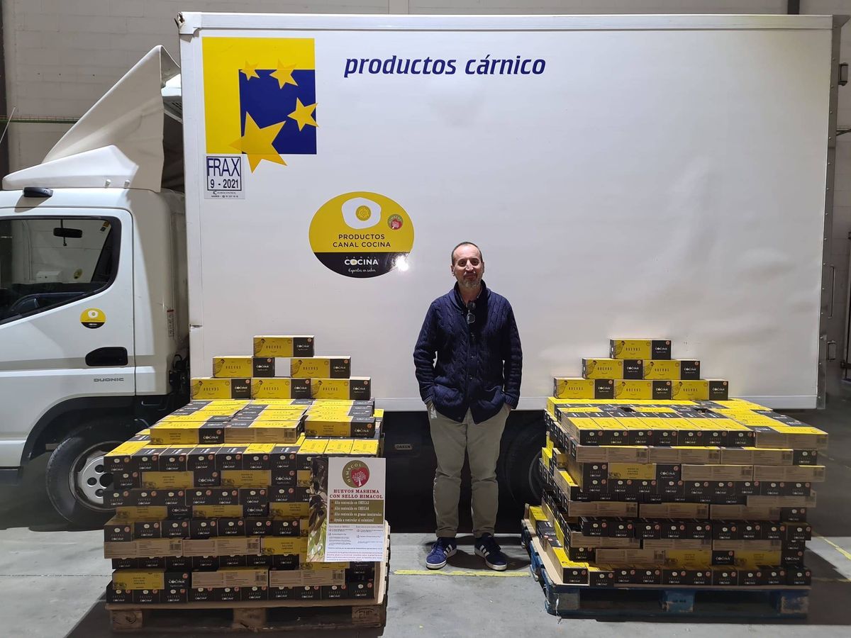 Foto: Jesús Martín, junto a uno de los camiones de la empresa y sus productos.