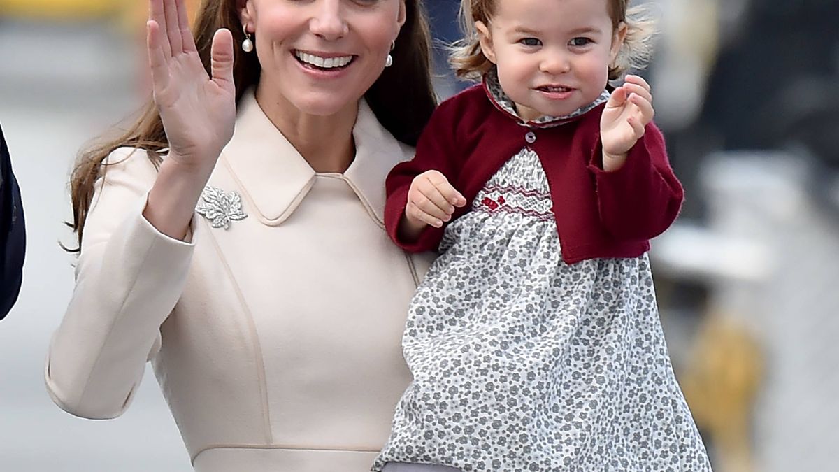 Acusan a Kate Middleton y Guillermo de explotar la imagen de su hija Charlotte 