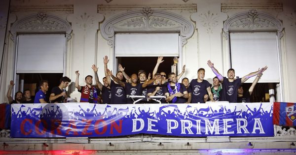 Foto: Los jugadores de la S.D. Huesca celebran en el balcón del ayuntamiento de la capital oscense el ascenso del equipo a la Primera División. (EFE)